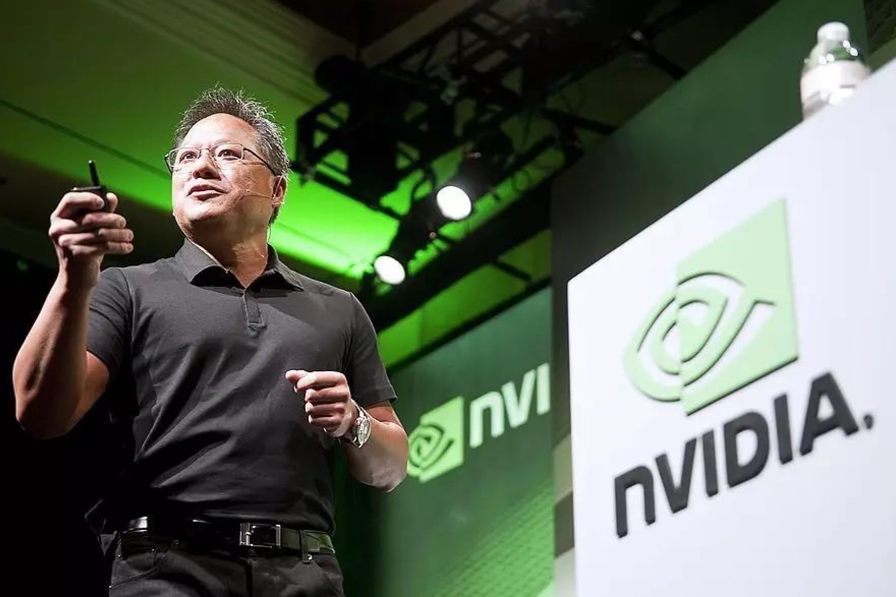 AI早报 | 英伟达CEO黄仁勋或于本周二到访上海;阿里第三款融合大模型产品出炉;华为版ChatGPT即将发布