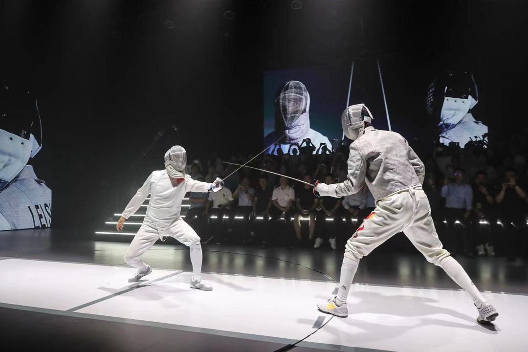 配圖02_譚本宏先生與雷聲先生帶來震撼人心的擊劍表演.jpg