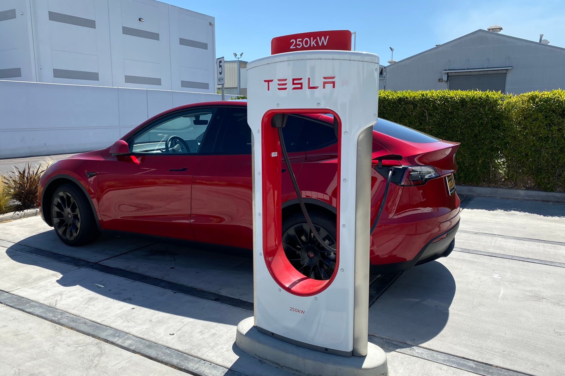 特斯拉：全球超充桩数量突破五万，未来是属于电动的