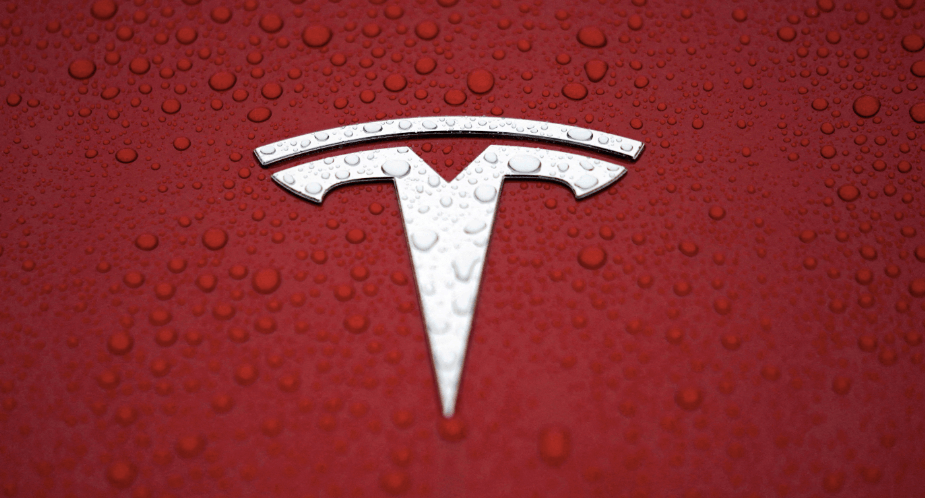 В финансовом отчете Tesla за второй квартал 2023 года подчеркивается, что услуги FSD будут открыты для передачи
