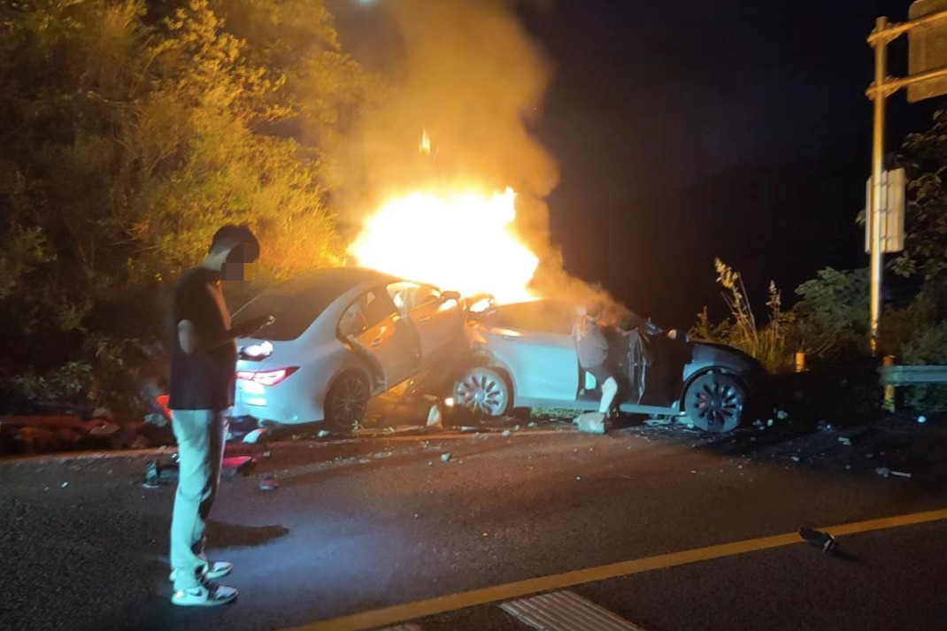 网传特斯拉遇事故起火 车主被方向盘卡住无法逃生