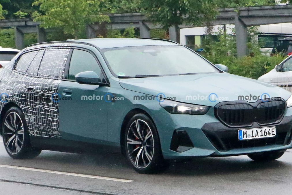 宝马i5旅行版只伪装了一半？前半部分完全曝光