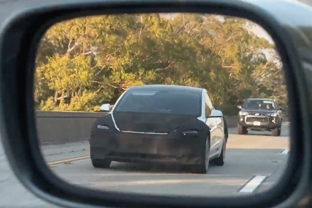 新款特斯拉Model 3现身高速公路