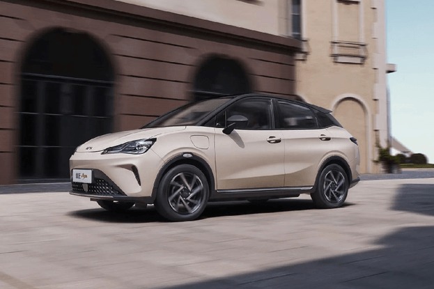 哪吒AYA今日上市 7万元起步抢市场