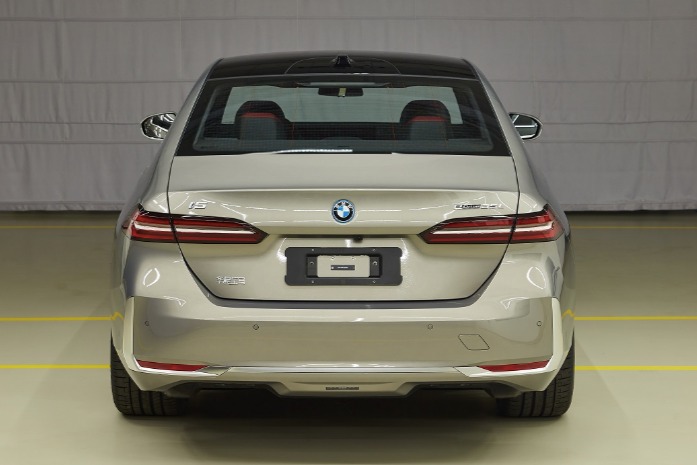 宝马i5通过申报 标配空气弹簧