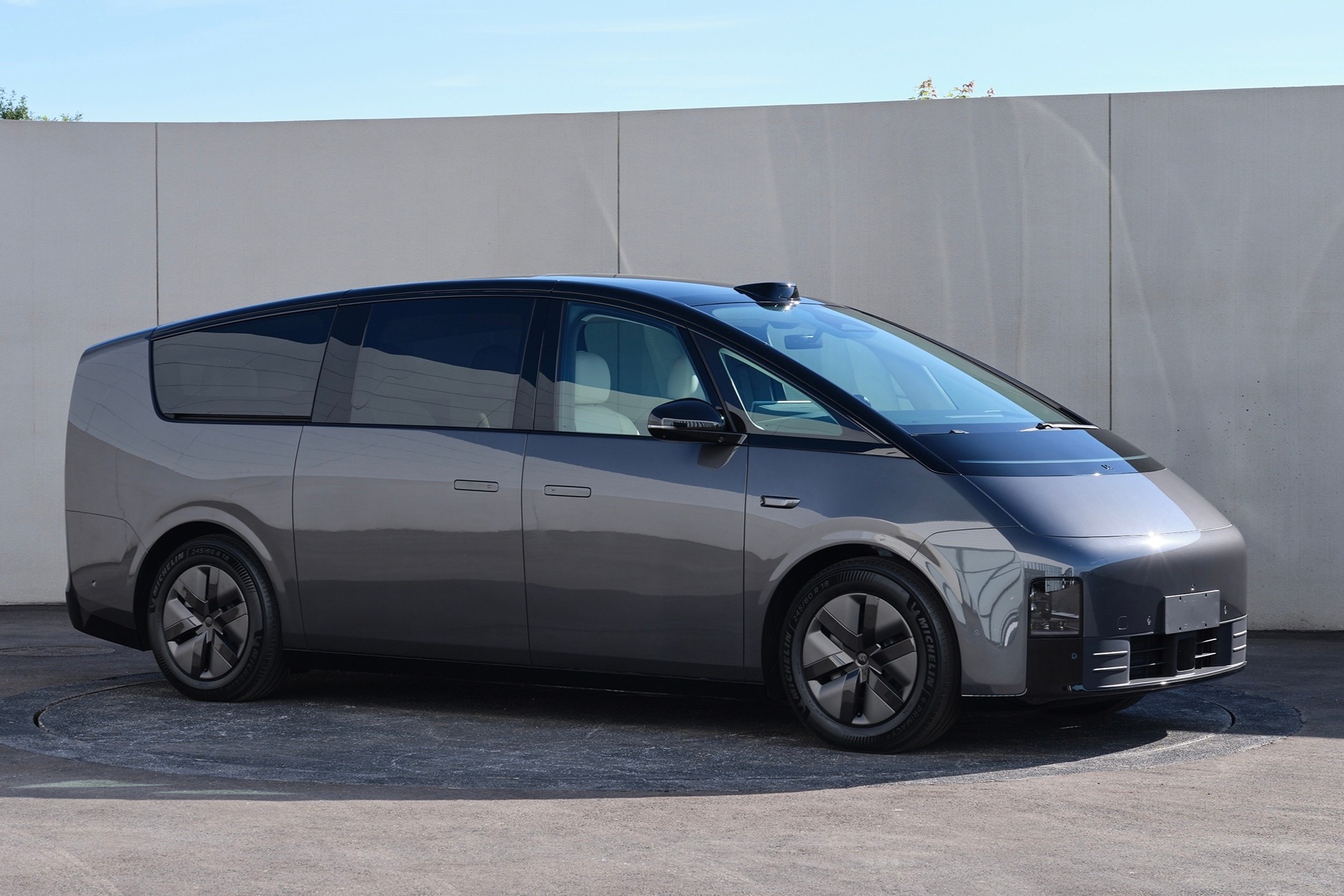 小鹏高管内涵理想MEGA抄袭现代车型 这两款车你看像不像?