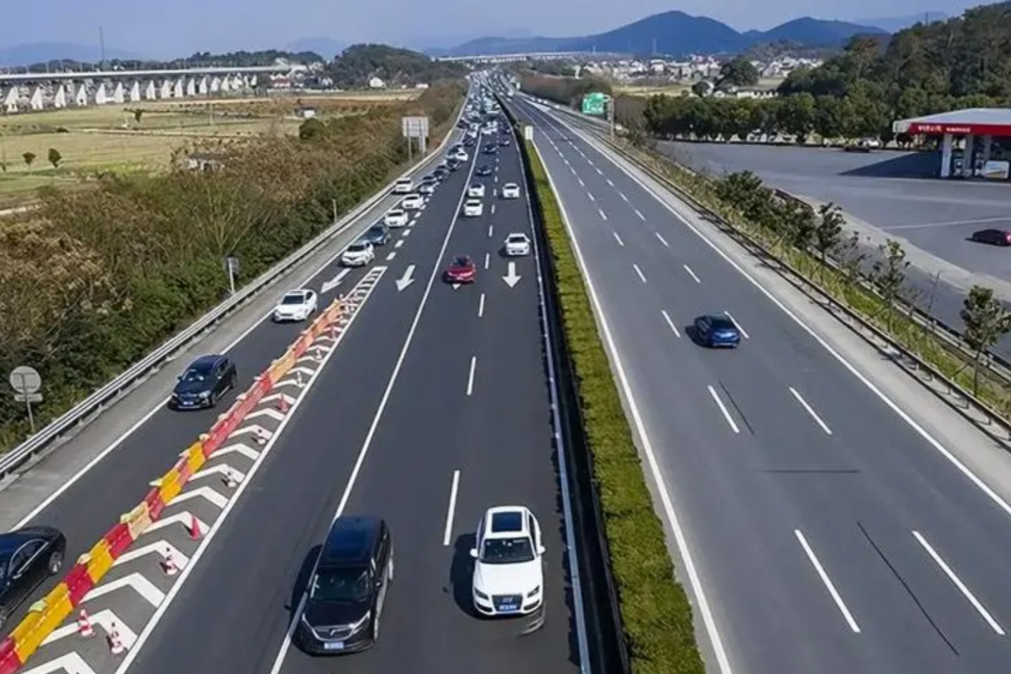 2024春节连休8天，高速从除夕到初八共9天免费通行