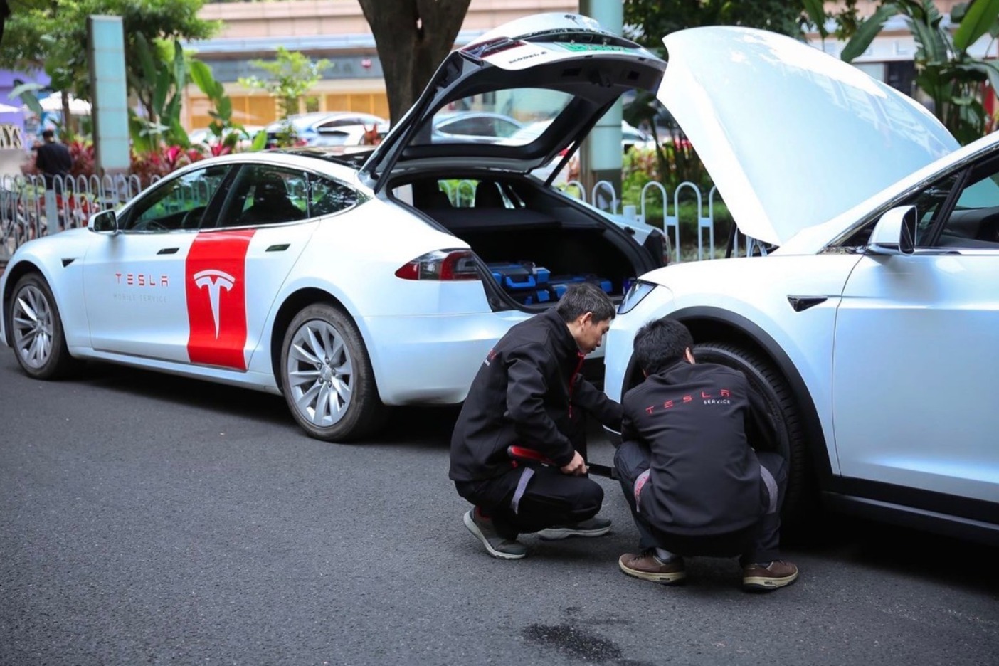 比其他电动车贵1万!特斯拉天价维修费惹争议 国外车主愤怒炸车