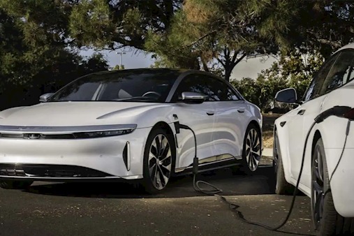 移动充电桩？Lucid推出反向充电功能，可为其他电动车补能