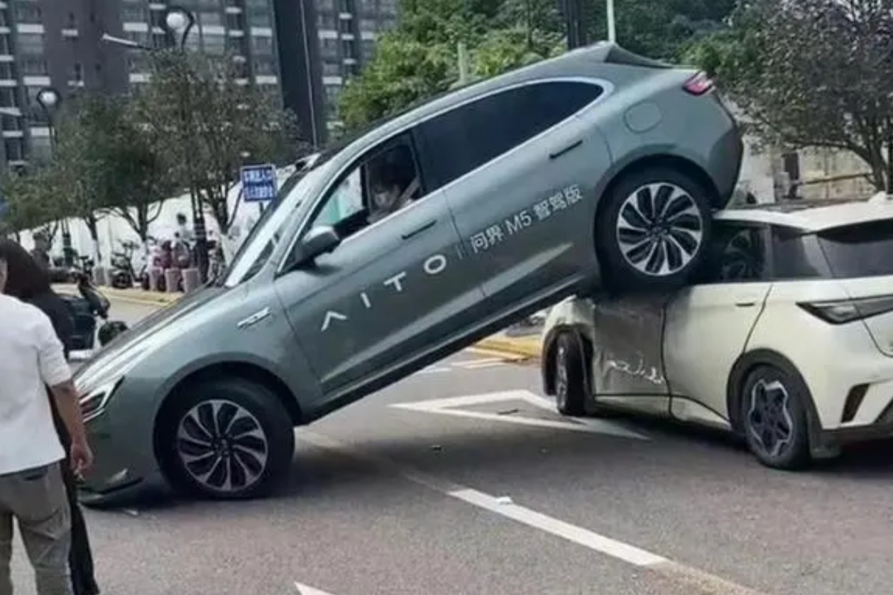 问界M5倒车“骑上”比亚迪海豚 AEB为啥不介入？听余承东怎么说