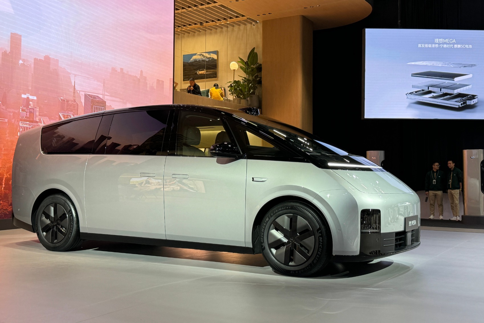 理想MEGA开启预订，售价将在60万元以内，明年2月交付