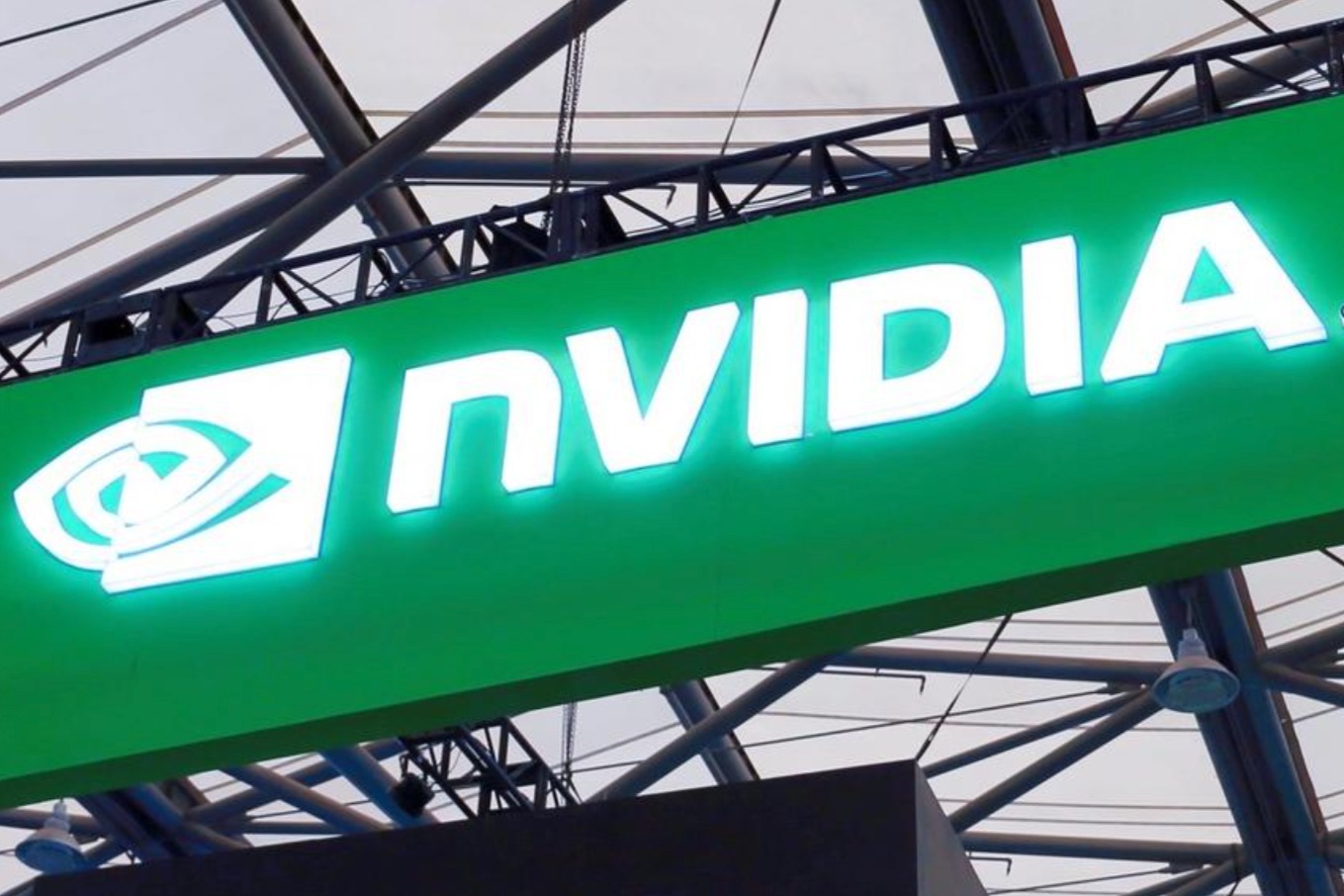 英伟达第三财季营收暴涨206%，但股价反而跌了