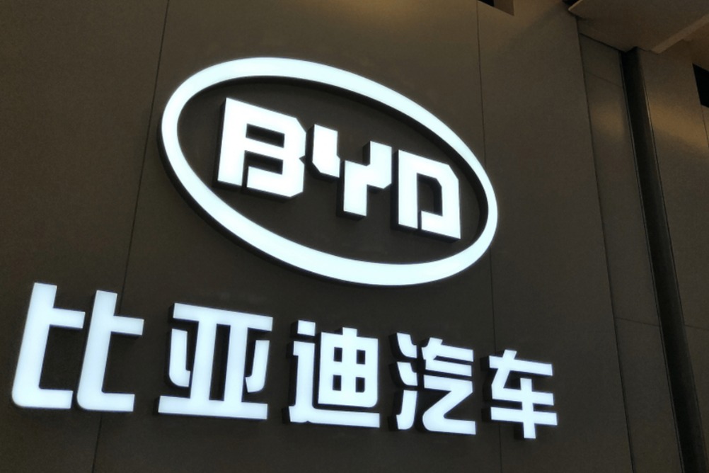 比亚迪发布2023年业绩预告，日赚近8000万，股价却大跌