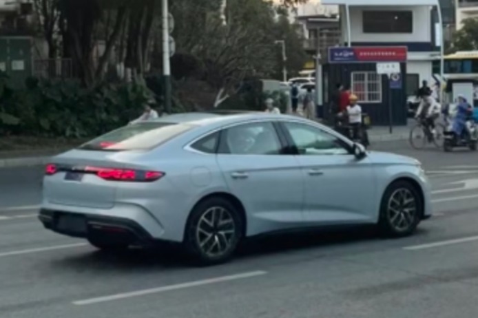 秦L现身街头!比亚迪又一个大杀器即将上市,定位B级车售价低于12万?