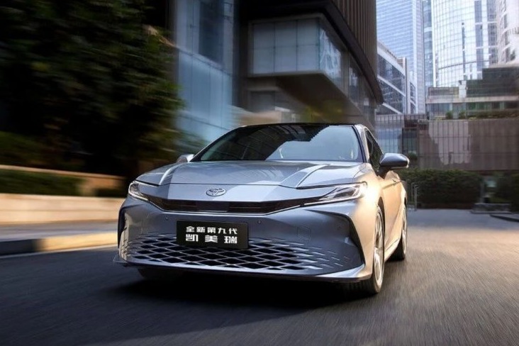 第9代凯美瑞17.18万元起正式上市，号称“混比电香”