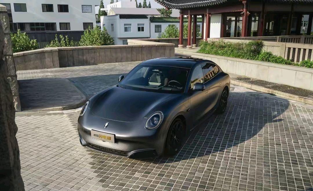 歐拉閃電貓暗夜版：深色磨砂質(zhì)感，黑色輪輞和紅色剎車卡鉗