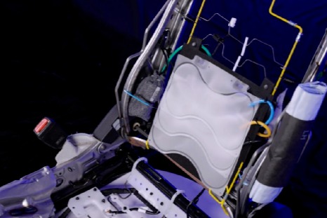 敢对标奔驰C级? 全网首拆荣威D7座椅