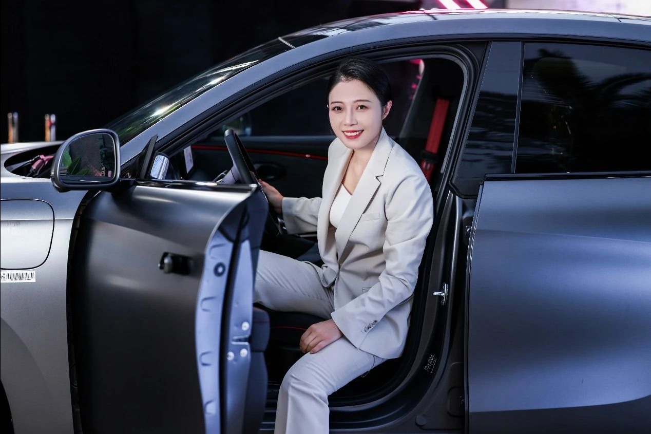 为女人而生的新能源汽车！欧拉闪电猫暗夜版上市，17.63万起