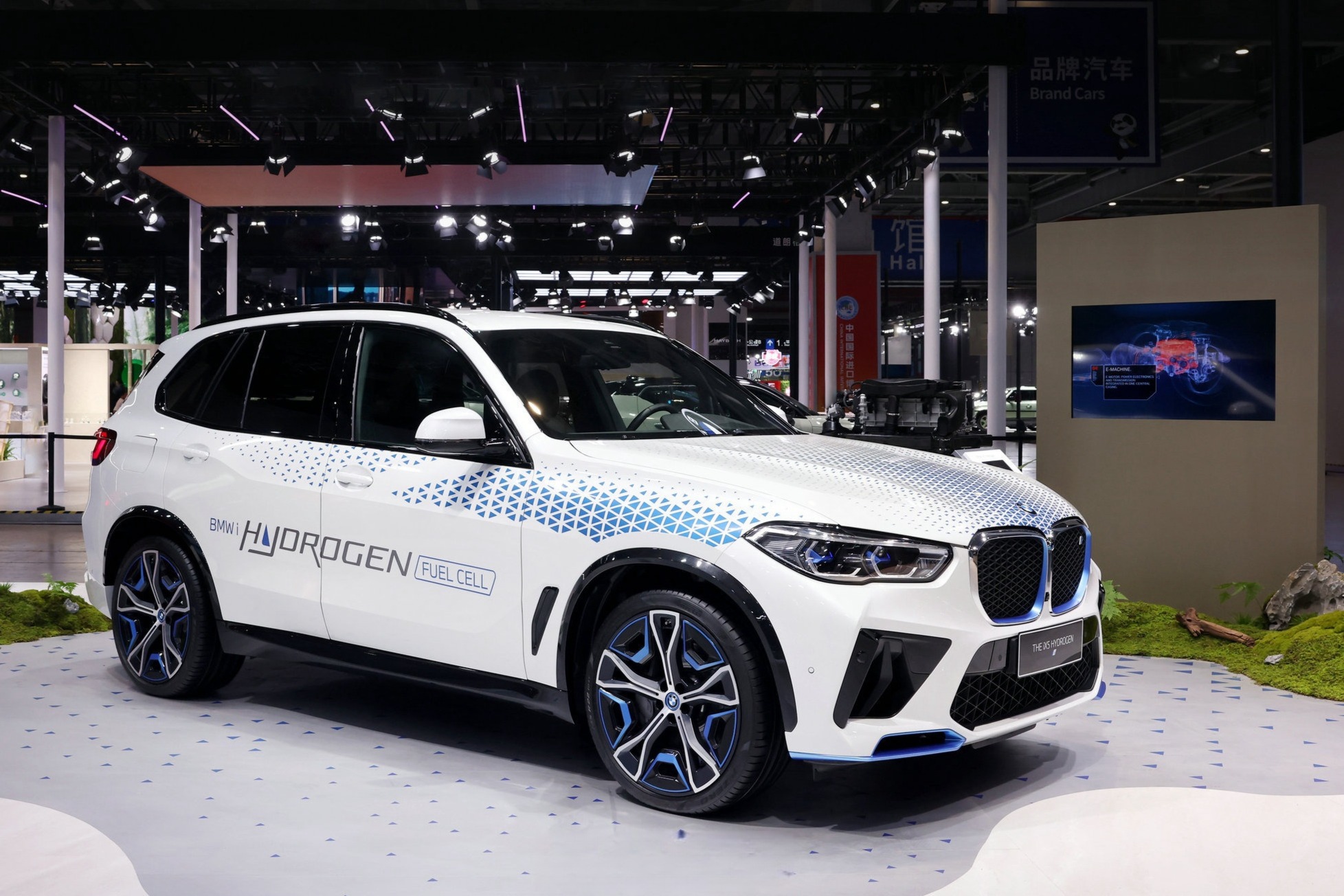 宝马BMW iX5氢燃料电池车首次亮相