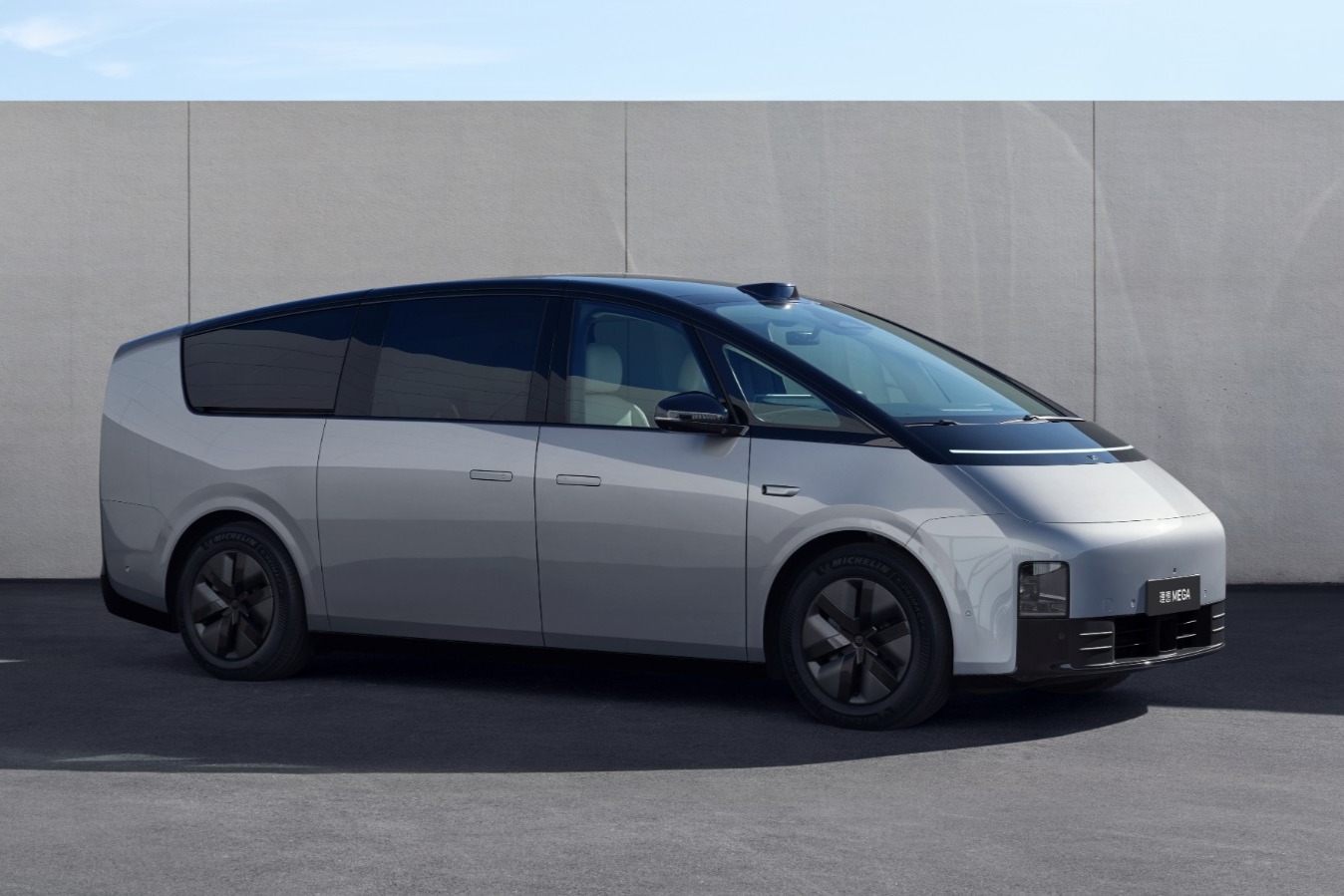 爆理想首款MPV纯电车型MEGA将于11月17日开启盲订，明年2月交付
