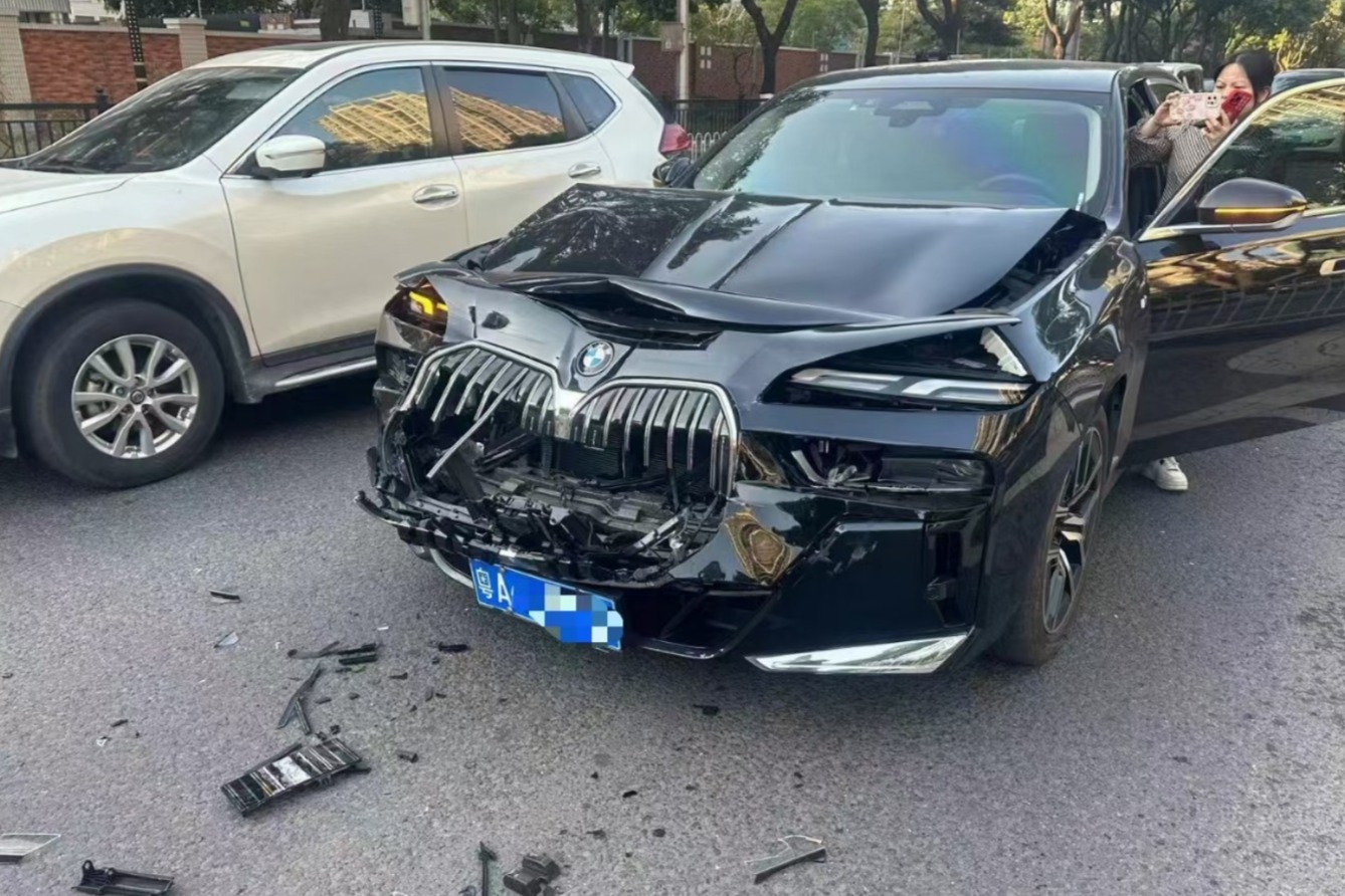 宝马7系追尾蔚来ES8！宝马前脸稀碎，蔚来无伤！只因更硬？