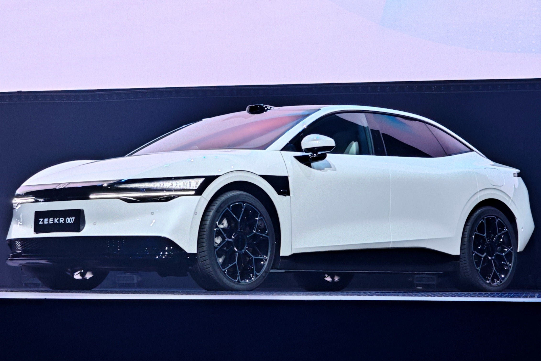 极氪007上市,20.99万起的“纯电轿车之王”能当多久?