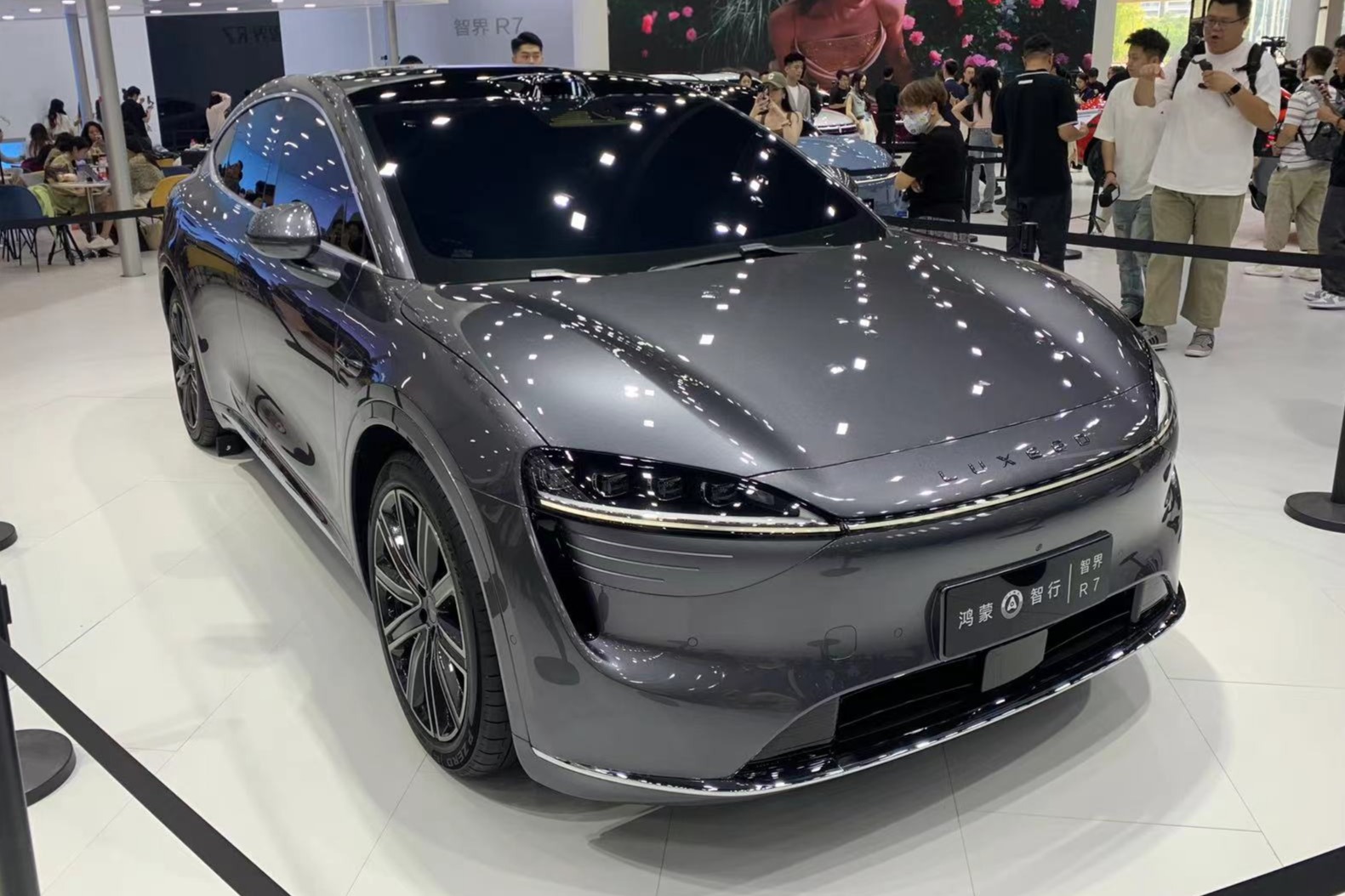 Model Y又一強勁對手，實拍華為鴻蒙智行智界R7