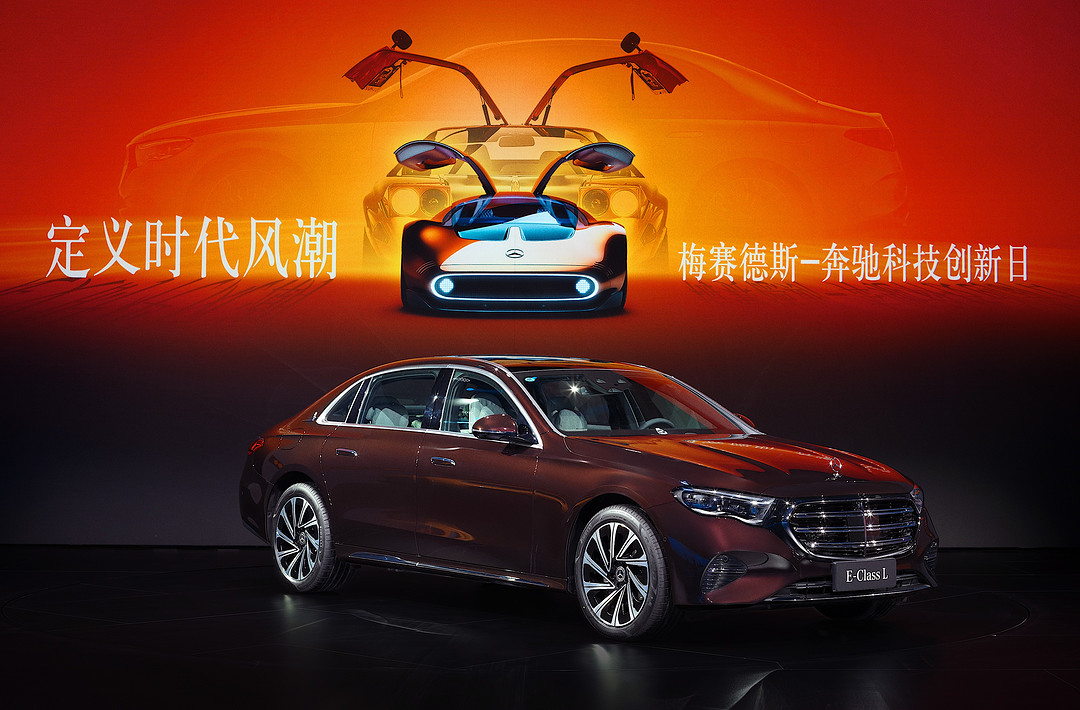 15.E級車從問世之日起便是奔馳品牌美學設(shè)計的典范和智能科技的引領(lǐng)者，全新長軸距E級車擁有源自邁巴赫的C柱設(shè)計和同級領(lǐng)先的60.76%軸長比.jpg
