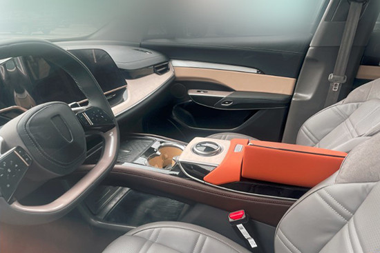定位純電中大型SUV 紅旗E202內(nèi)飾諜照曝光