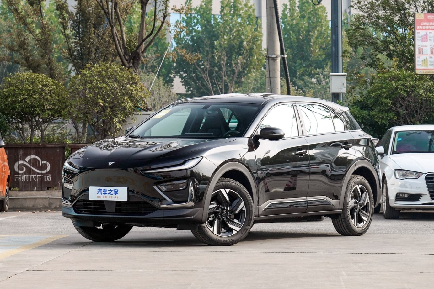 哪吒X首月销量7091辆 年底优惠1.8万