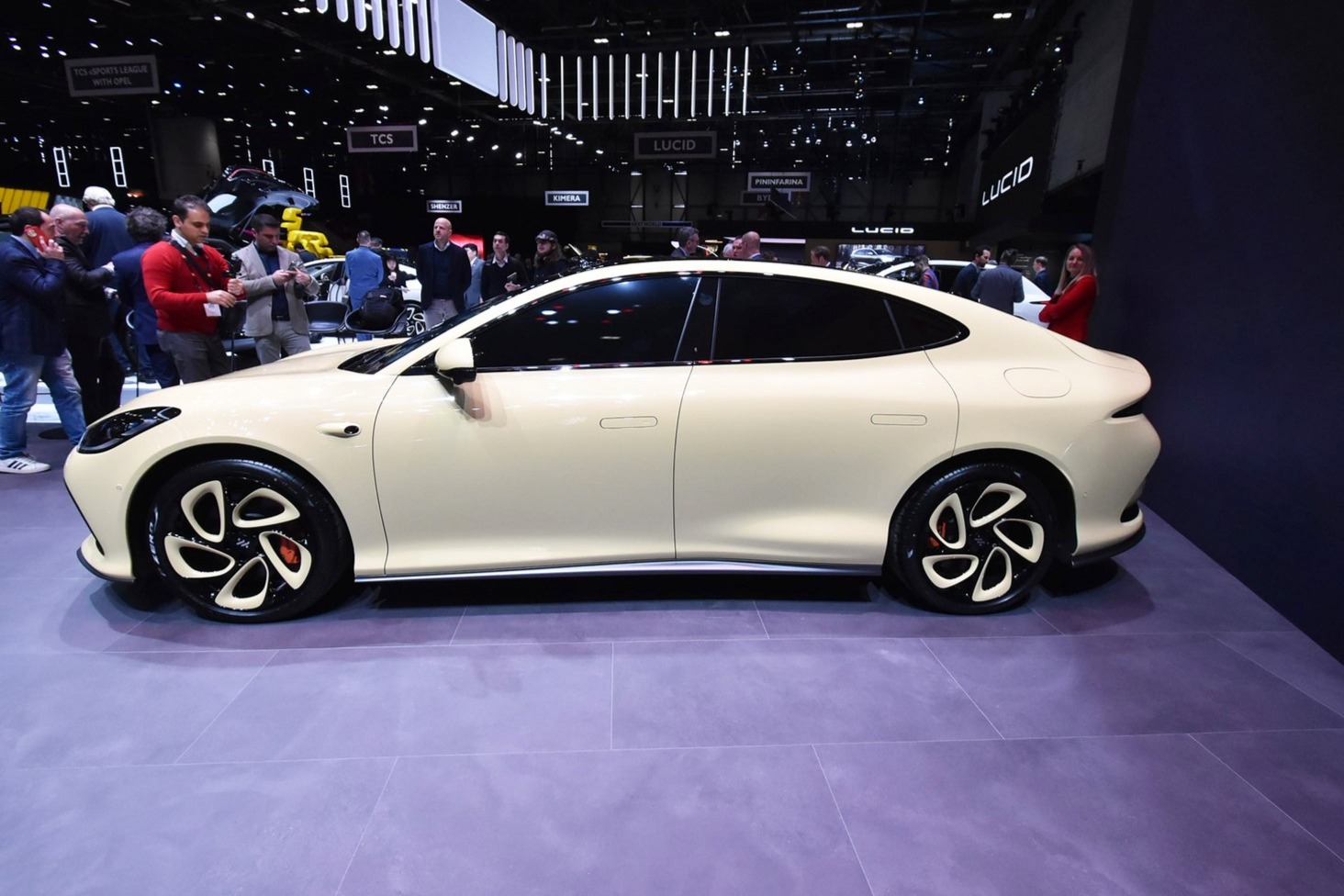 智己L6宣布全球首发“VMC智慧数字底盘”