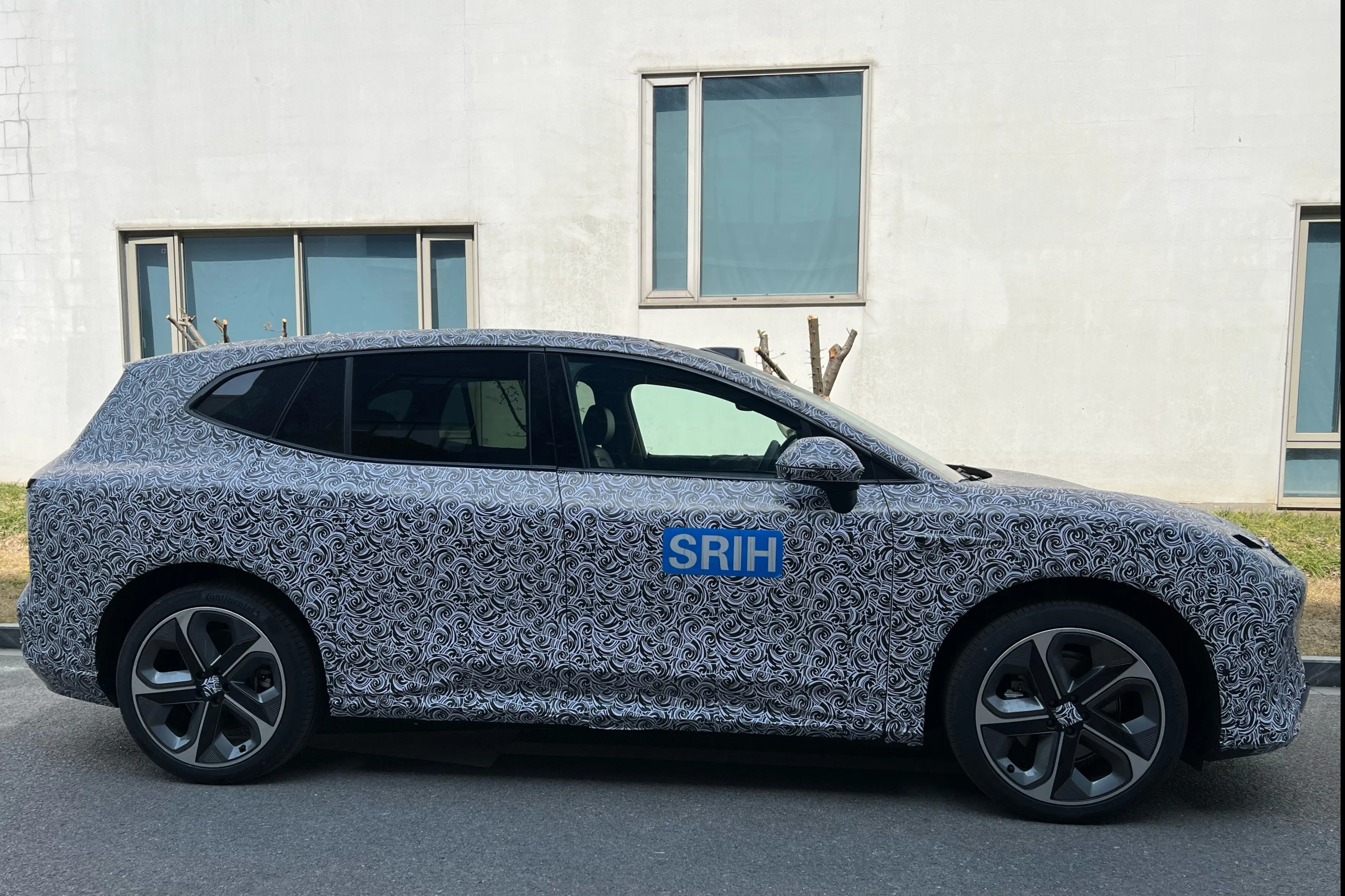 定位纯电动中大型SUV，飞凡全新车型谍照曝光