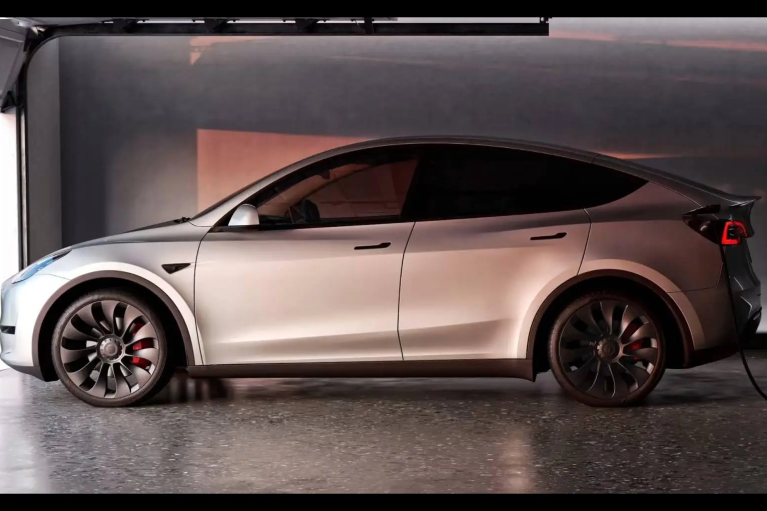 马斯克发全员邮件:交车时必须带客户体验一次“自动驾驶”