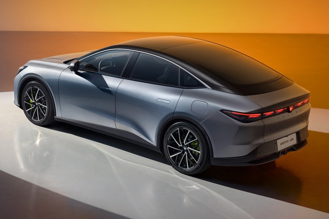 极狐阿尔法 S5 车型预热：双电机 + 四驱，零百加速 3.7 秒