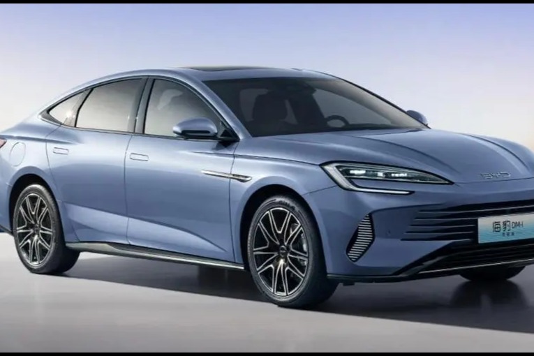 比亚迪：3月新能源汽车销量302459辆