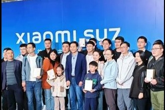 首批小米汽车 SU7 开始交付,雷军亲自为车主开车门