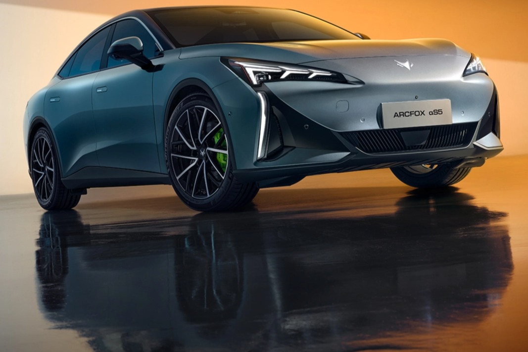 极狐S5内饰官图曝光，定位中型纯电轿车