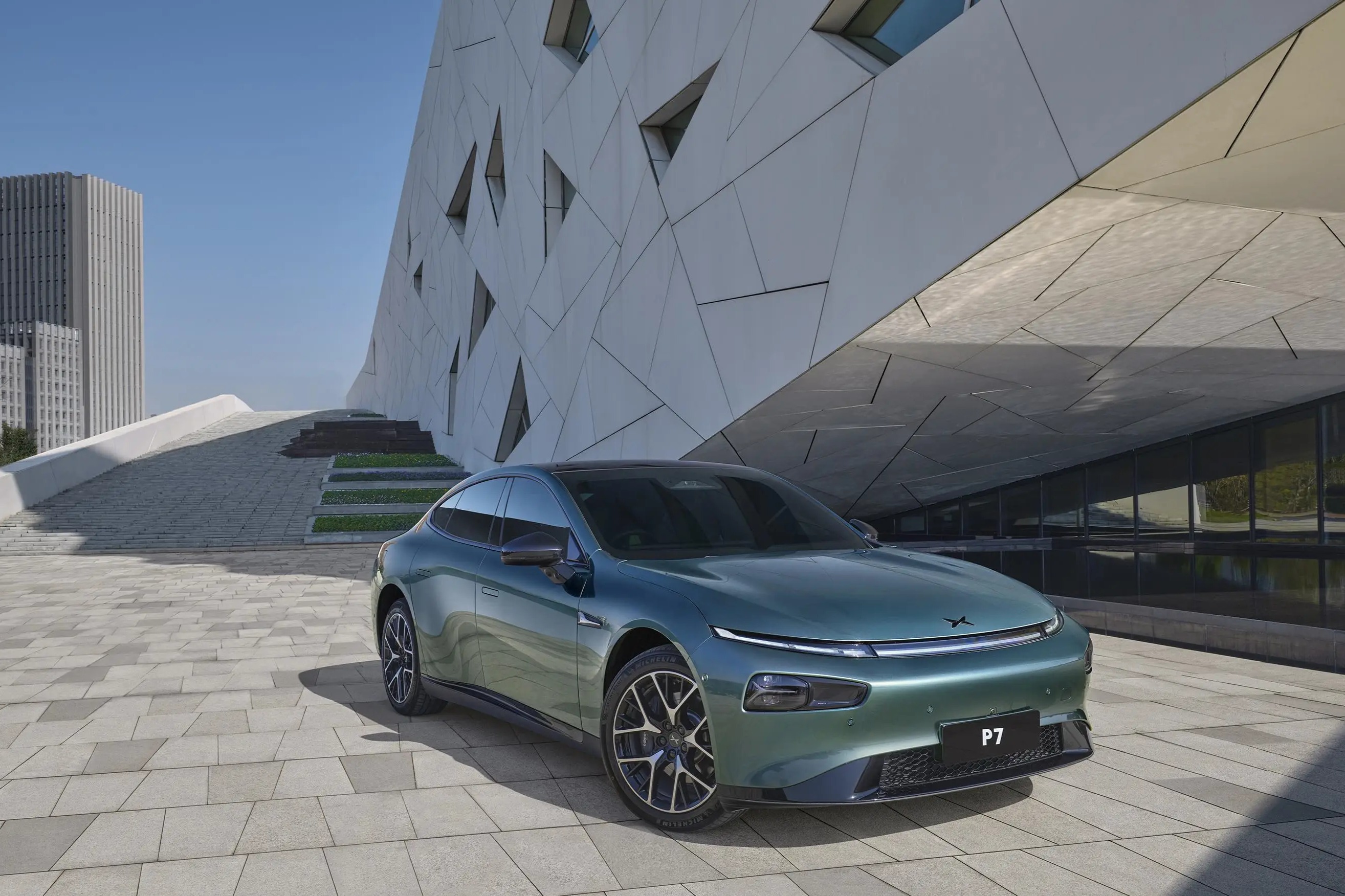 小鹏P7降至14万元起售？门店销售人员：老款车