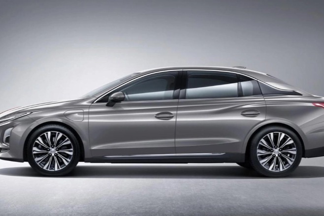 红旗 E-QM5 纯电轿车新上市三款车型，指导价 16.58 万元起