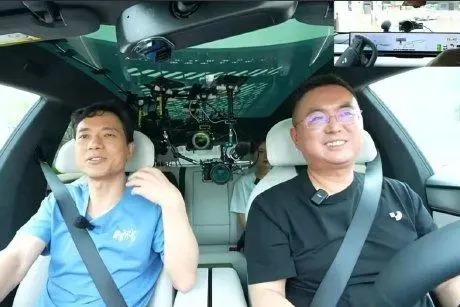百度李彦宏、夏一平直播体验极越 01 汽车,宣布高阶智驾限时终身免费