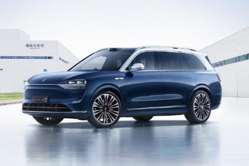 新一代华为鸿蒙座舱发布：搭载千悟大模型 支持挥手控制