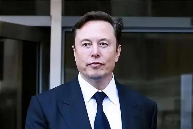 马斯克今天搭乘航班前往北京，或讨论在中国推出全自动驾驶（FSD）软件