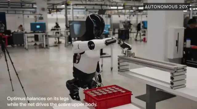 特斯拉人形机器人离进厂打工又近了一步：会分拣电池、自我矫正 步速提高30%