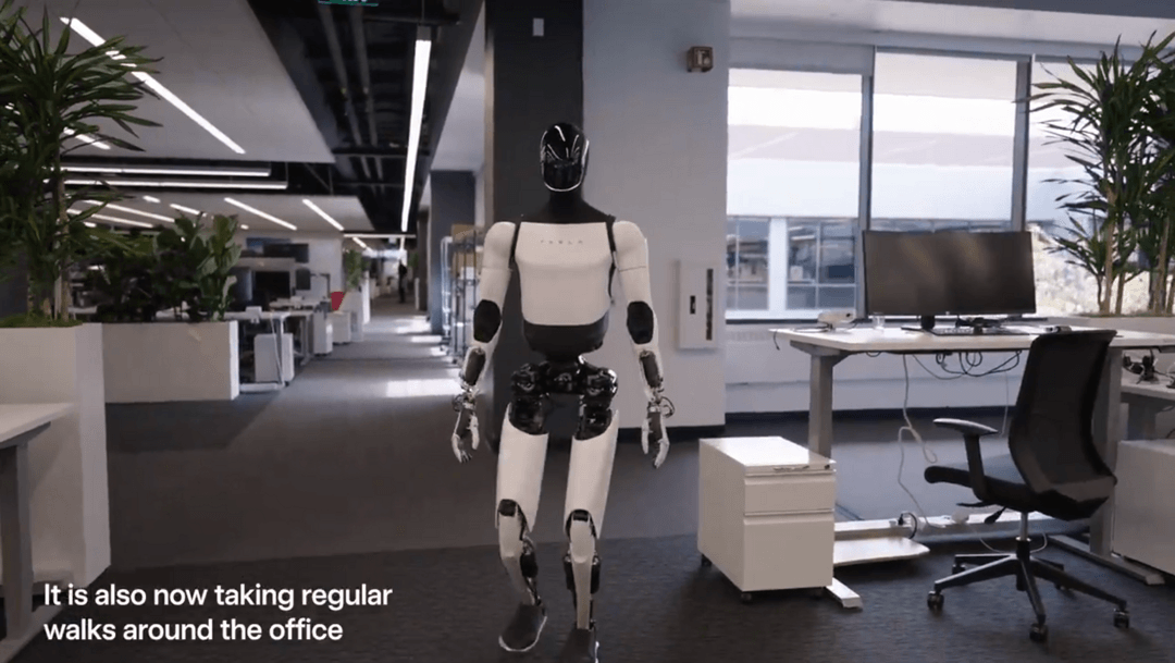 特斯拉人形机器人离进厂打工又近了一步：会分拣电池、自我矫正 步速提高30%