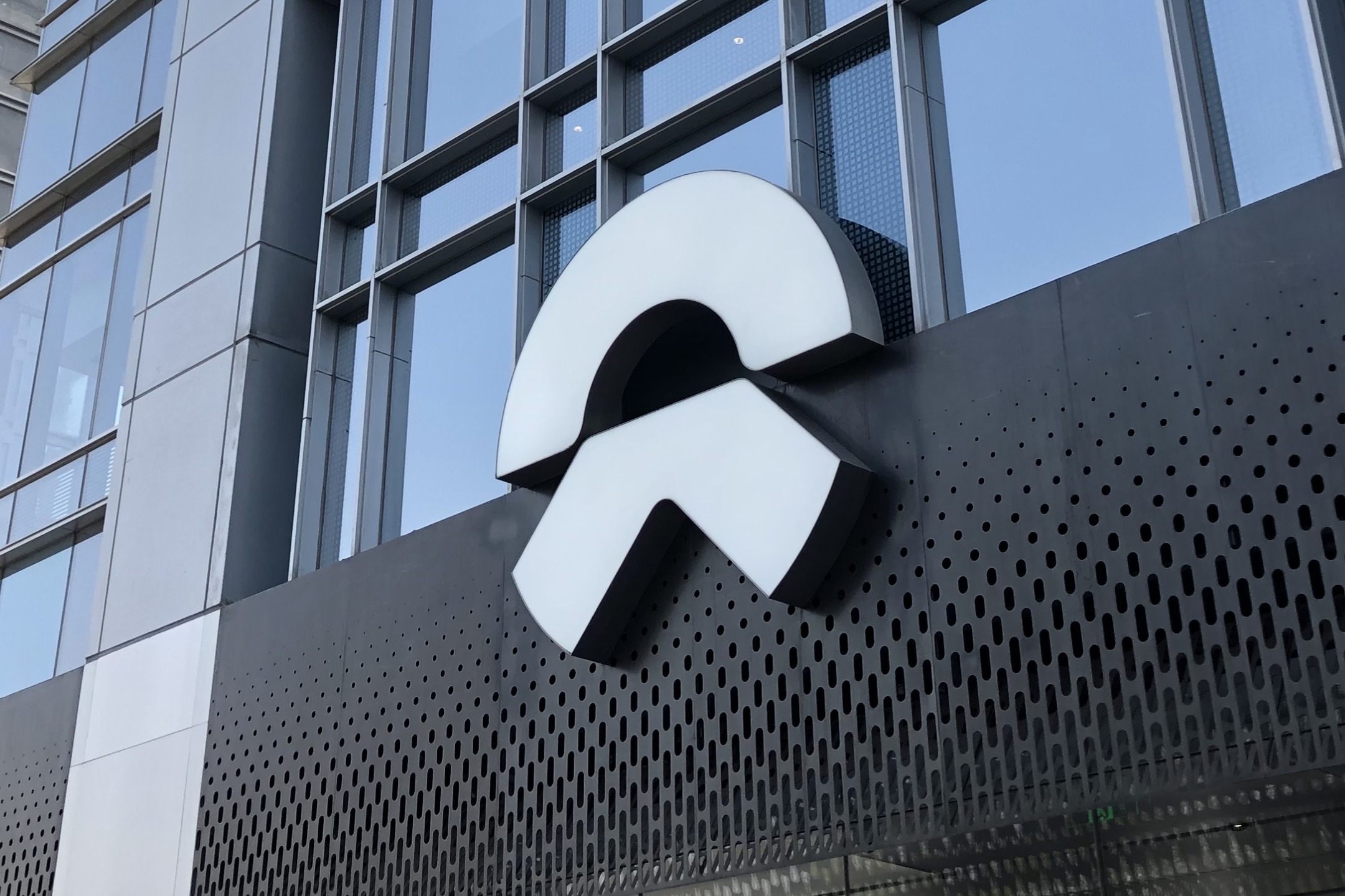 蔚来重组智能驾驶研发部,感知与规控合并为大模型团队