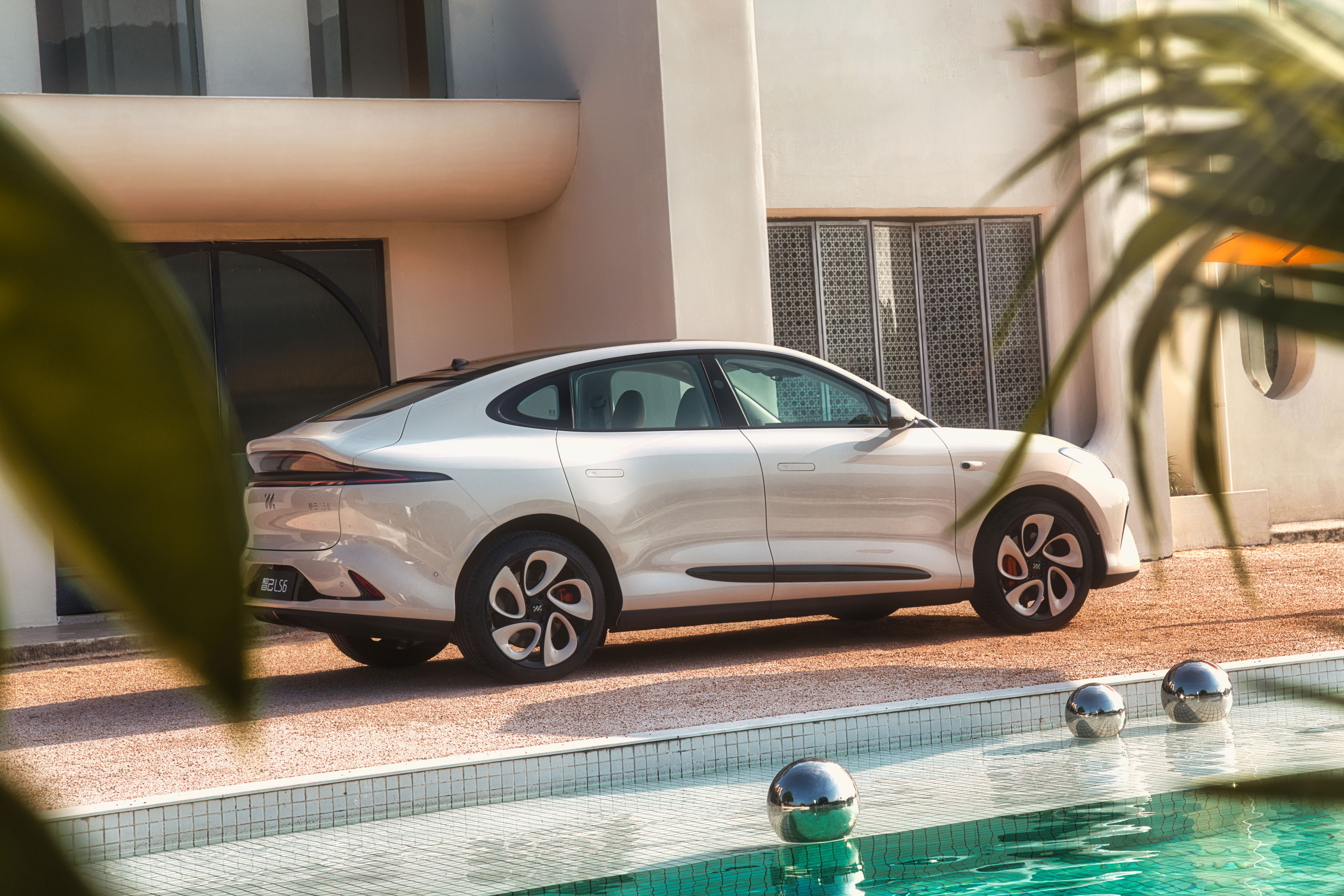 95后占比超50%,智己6系双子星种草“年轻人的第一台车”