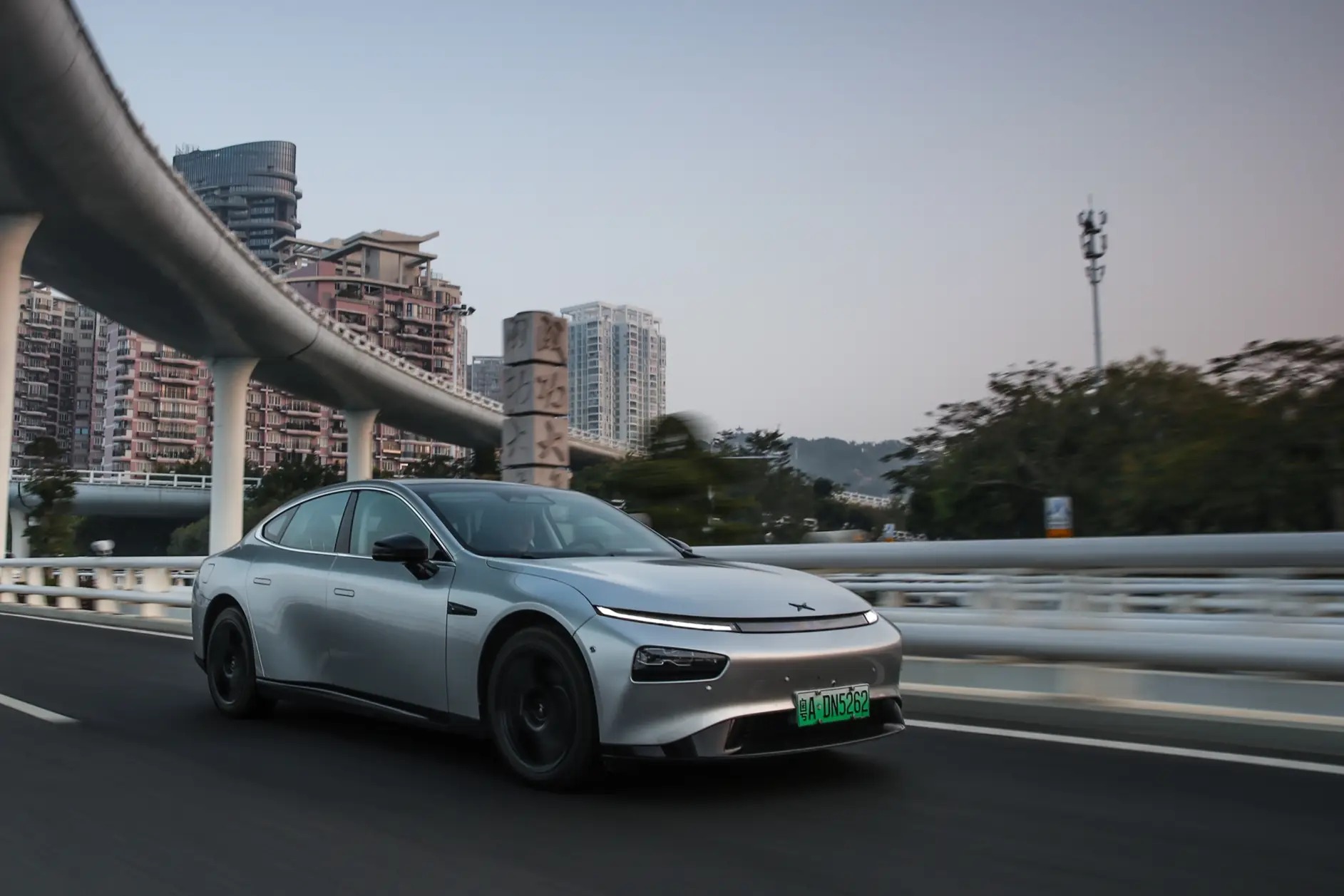 小鹏XNGP高阶智驾新版公测：环路、收费站轻松过