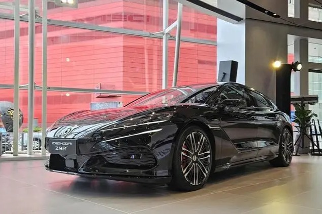 比亚迪腾势 Z9 GT 内饰公开:前后双冰箱、水晶档把、零重力座椅
