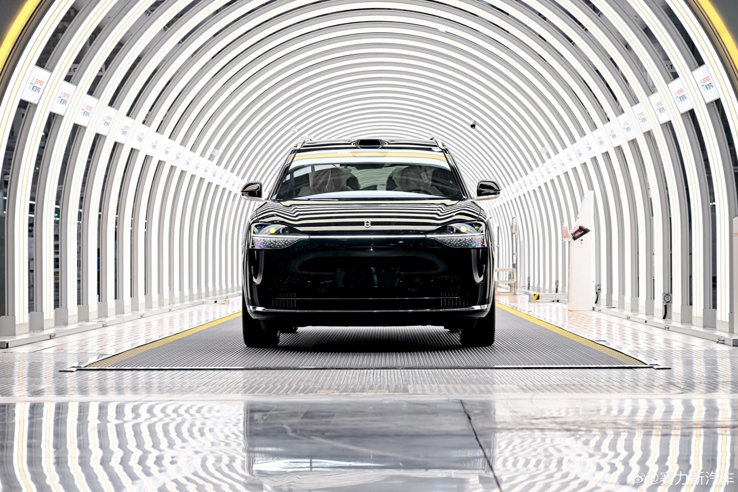 AITO问界第40万辆车、第7万辆 M9 下线交付