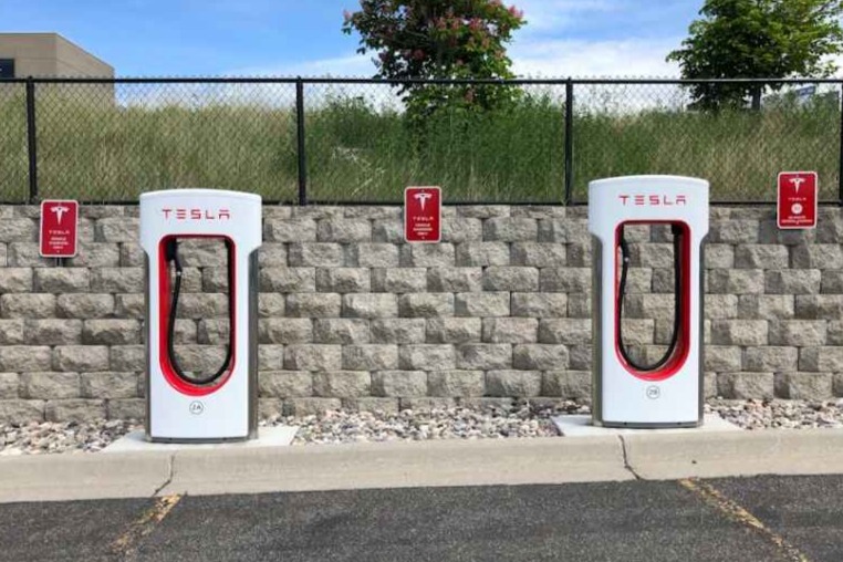 中国充电联盟：7月公共充电桩新增8.8万台、同比增长45.2%